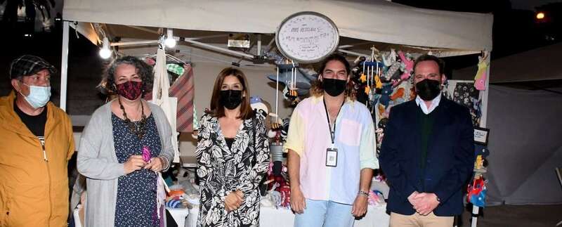 La alcaldesa Carmen Hernández junto al artesano Juanfri Castro, ayer tarde en el auditorio del parque urbano de San Juan/Antonio Alí.